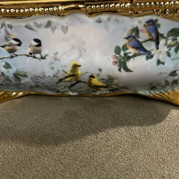 The Bradford Exchange songbird Serenade Heirloom porcelain music box - Picture 5 of 9